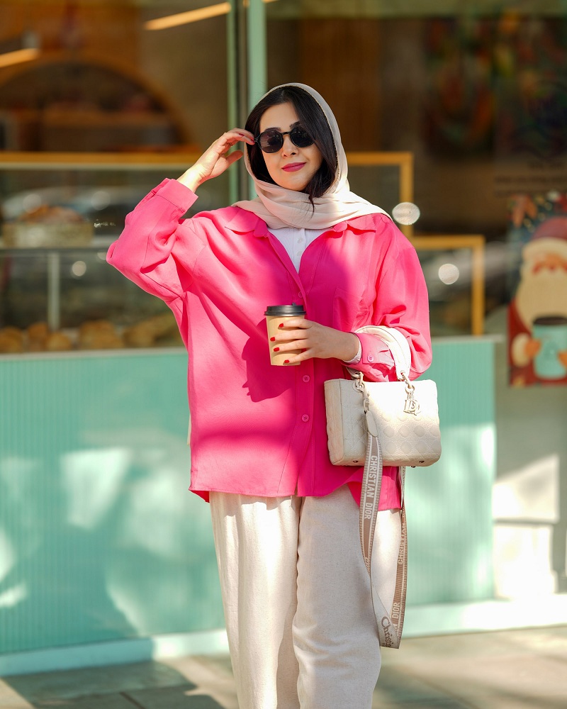 بهترین استایل بهاری دخترانه و زنانه با شومیز پری ترک رنگ سرخابی