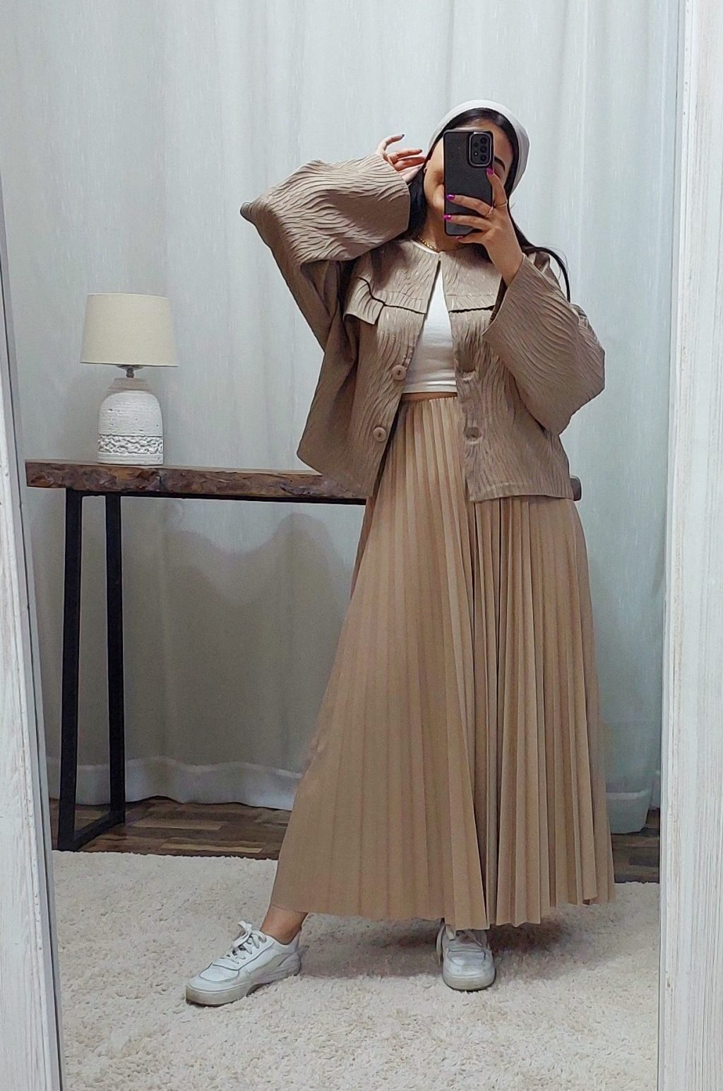 بهترین استایل بهاری دخترانه و زنانه با دامن پلیسه ترک رنگ کرم