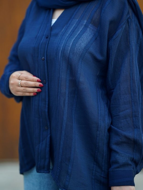 جزییات شومیز سورمه ای ترک برند پری طرح سلنا