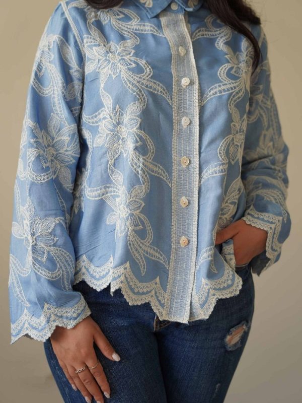 شومیز زنانه خامه دوزی رنگ آبی روشن طرح نیل ماه