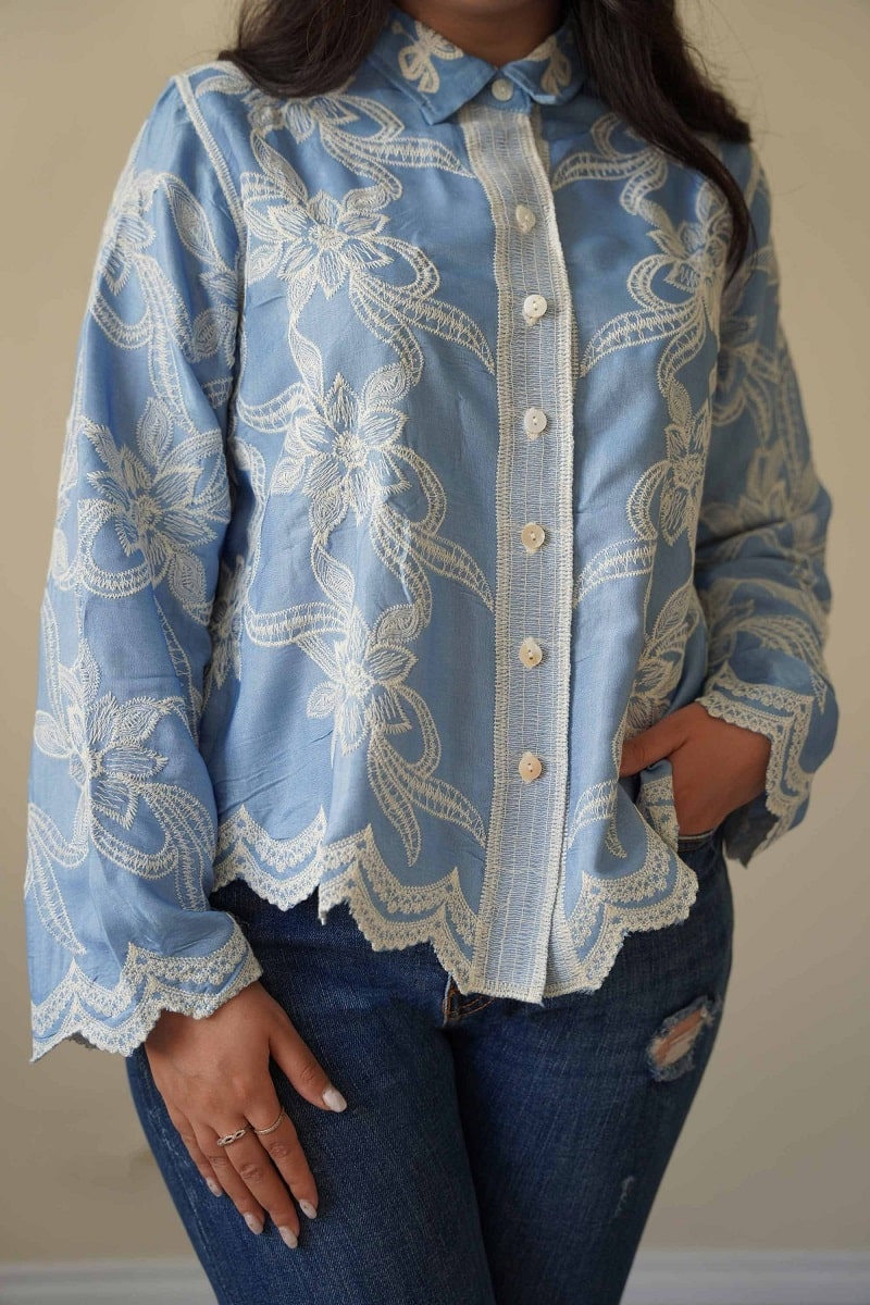 شومیز زنانه خامه دوزی رنگ آبی روشن طرح نیل ماه