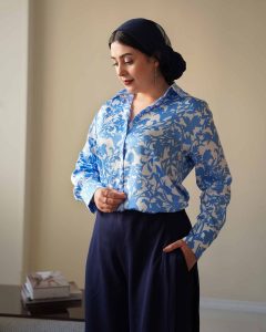 استایل شیک با شومیز ابریشمی آبی برند چینود برای مراسم خواستگاری