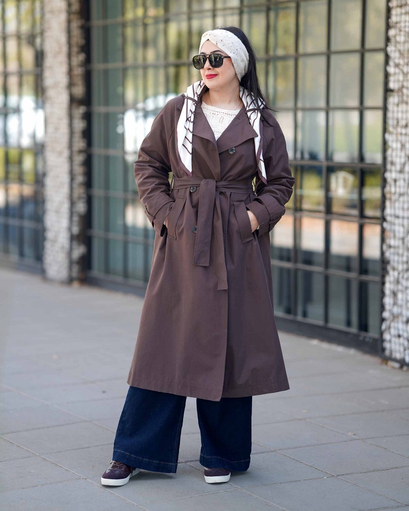 استایلینگ: بارانی بلند قهوه‌ای و مینی اسکارف