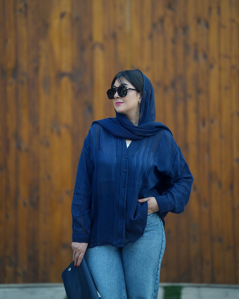 راهنمای انتخاب لباس مناسب برای خانم‌هایی با سینه بزرگ و شانه‌های پهن.